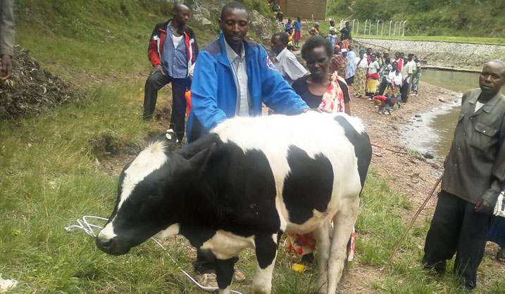 Kwitonda Jean Baptiste avuga ko inka yagabiwe izamufasha gusana inzu ye.