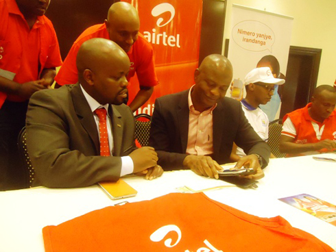 Ministiri Jean Philbert Nsengimana nawe yiyandikishije kuri simukadi ze za MTN, Tigo na Airtel.