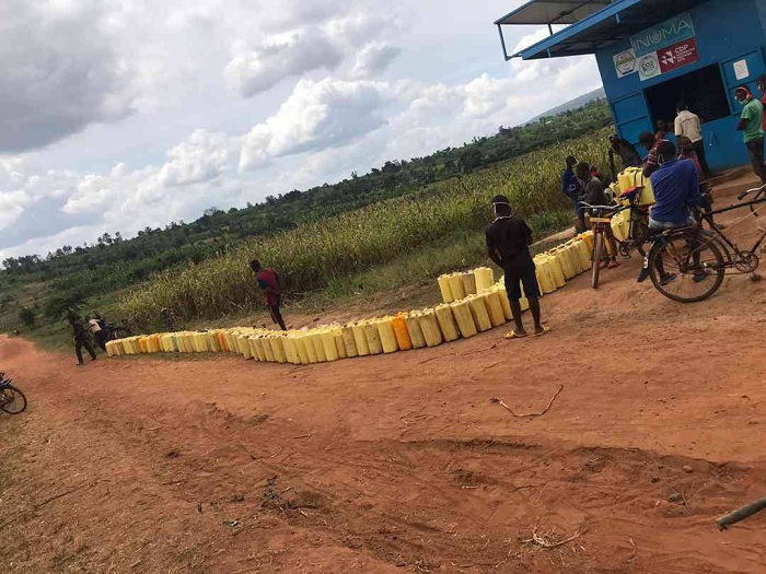 Abagura aya mazi baba ari benshi. Kwizera yishimira kuba umushinga we warakemuye ikibazo cy'amazi kandi bikamuha n'inyungu