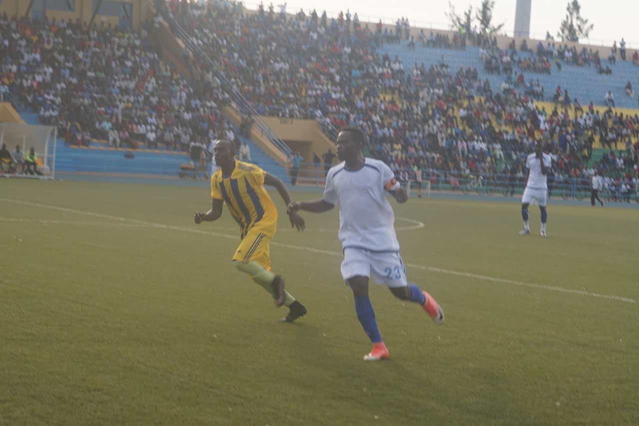 Kwizera Pierrot wari kapiteni kuri uyu mukino ahanganye n'umukinnyi w'Amagaju