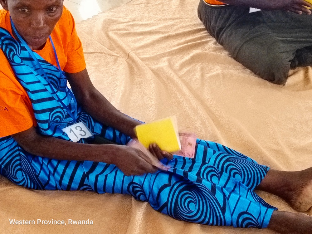 Abafashijwe kuva mu bukene bigishijwe no kwizigamira 