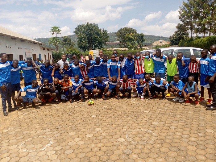 Bahawe imyambaro inyuranye ndetse n'inkweto bishya byo gukinana