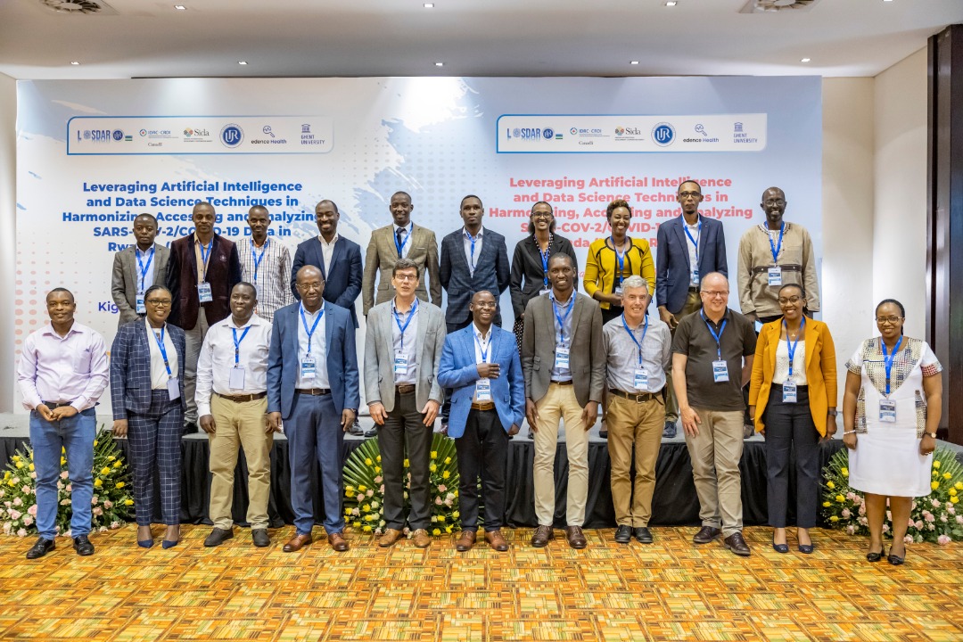 Abahagarariye inzego zihuriye ku mushinga wa LAISDAR ari zo MINISANTE, Kaminuza y'u Rwanda, Kaminuza ya Gent yo mu Bubiligi hamwe n'ibindi bigo bitandukanye bikora ubushakashatsi byo mu Rwanda ndetse no mu Bubiligi, bafashe ifoto nyuma y'ibiganiro