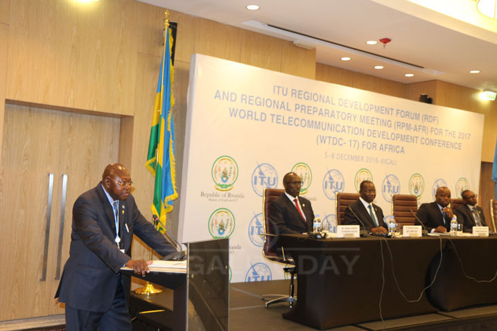 Lamin Manneh ageza ijambo ku bitabiriye iyi nama