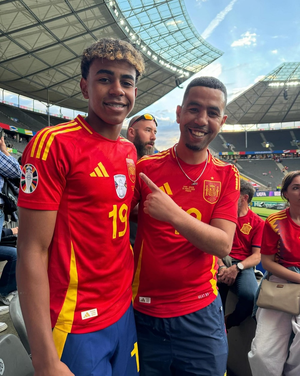 Lamine Yamal hamwe na se Mounir Nasraoui (iburyo)