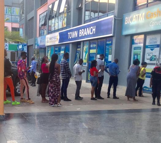 Uko bamwe bahaha, ni ko abandi bategereje amafaranga ngo na bo bahahe