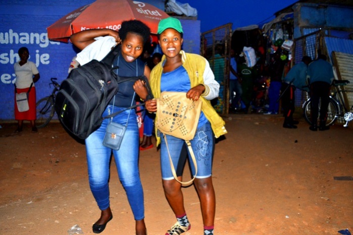 Hari abakora urugendo bajya guhahira Noheli. Aba baturutse mu murenge wa Nyarusange muri Muhanga, baza guhahira mu Mujyi wa Muhanga