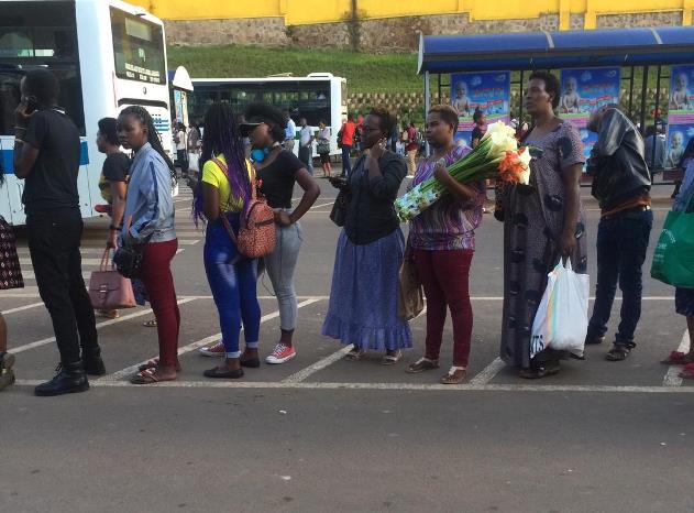 Bamwe bahaha kare ngo babone n'umwanya wo gutega imodoka bataha