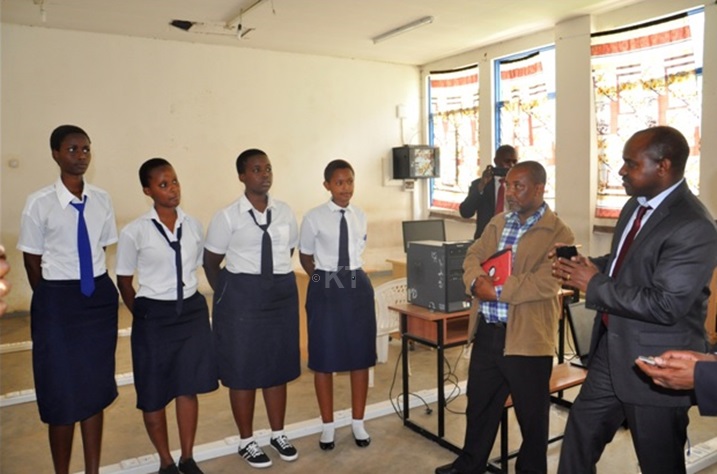 lcyumba kirimo imashini za mudasobwa zahawe iki kigo cy'amashuri naTumba college of Technology, aba banyeshuri biga ikoranabuhanga bakoresha.