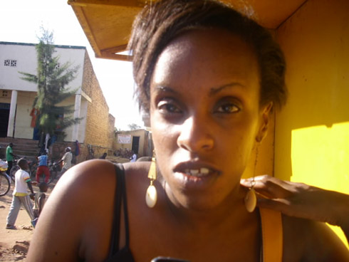 Eliane Umwali, Umukozi wa Legacy XP ihamagarira abantu kwizigamira.