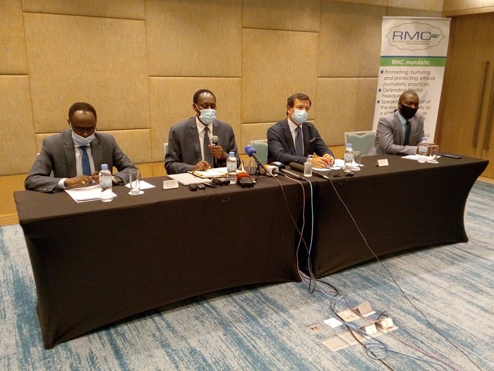 Abayobozi batandukanye aha bari mu kiganiro n'abanyamakuru