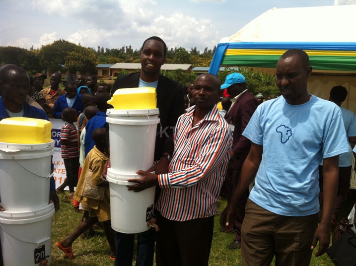 Leon Victor Mushumba, ukuriye Ishami rishinzwe Amazi muri World Relief, yabizeje ko izo ndobo bahawe zifite ubushobozi bwo kuyungurura amazi ku buryo umuntu yahita ayanywa.