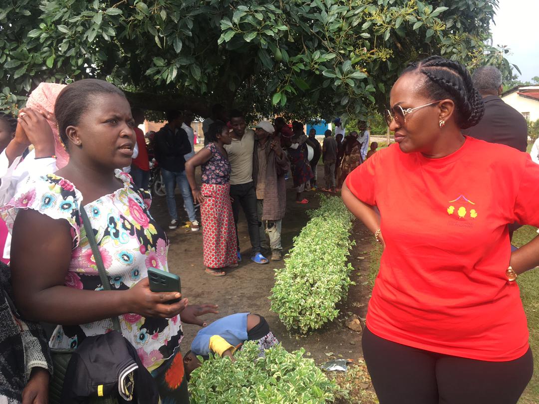 Abaturage babwiye umuyobozi wa Les Poussins ko bishimiye uko baje kubafata mu mugongo