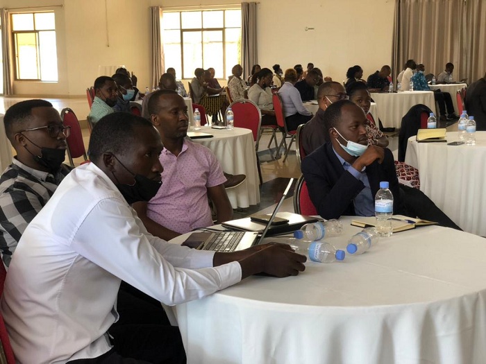 Abanyamategeko ba Leta baganira na Minisitiri Ugirashebuja