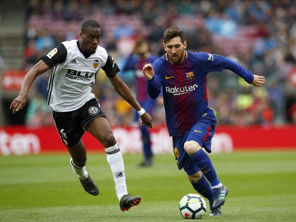 Geoffrey Kondogbia wa Valence usanzwe uhangana na Lionnel Messi araba ari i Huye mu minsi iri imbere