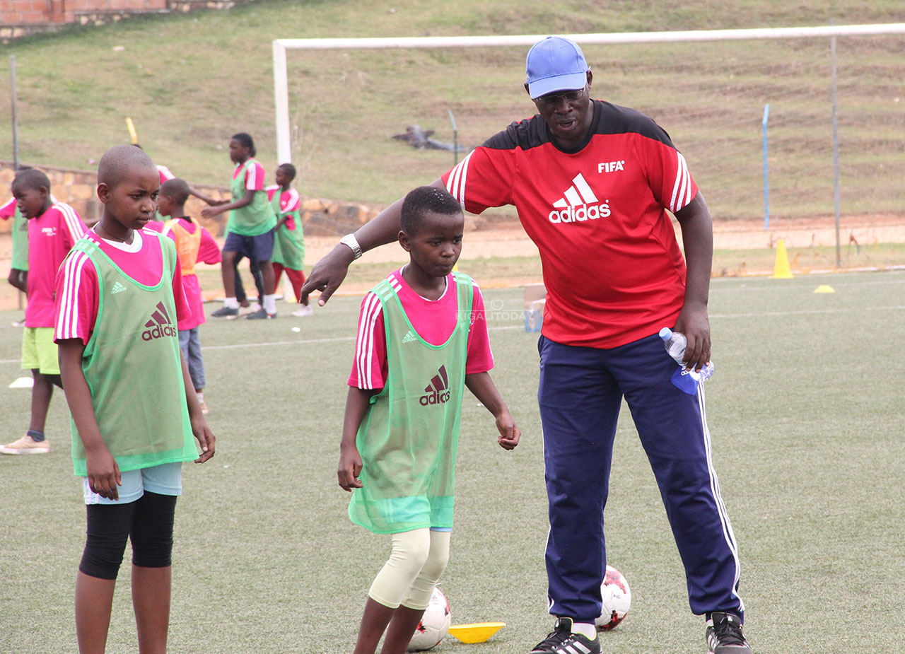 Antoine Rutsindura yereka abana uko umupira ukinwa