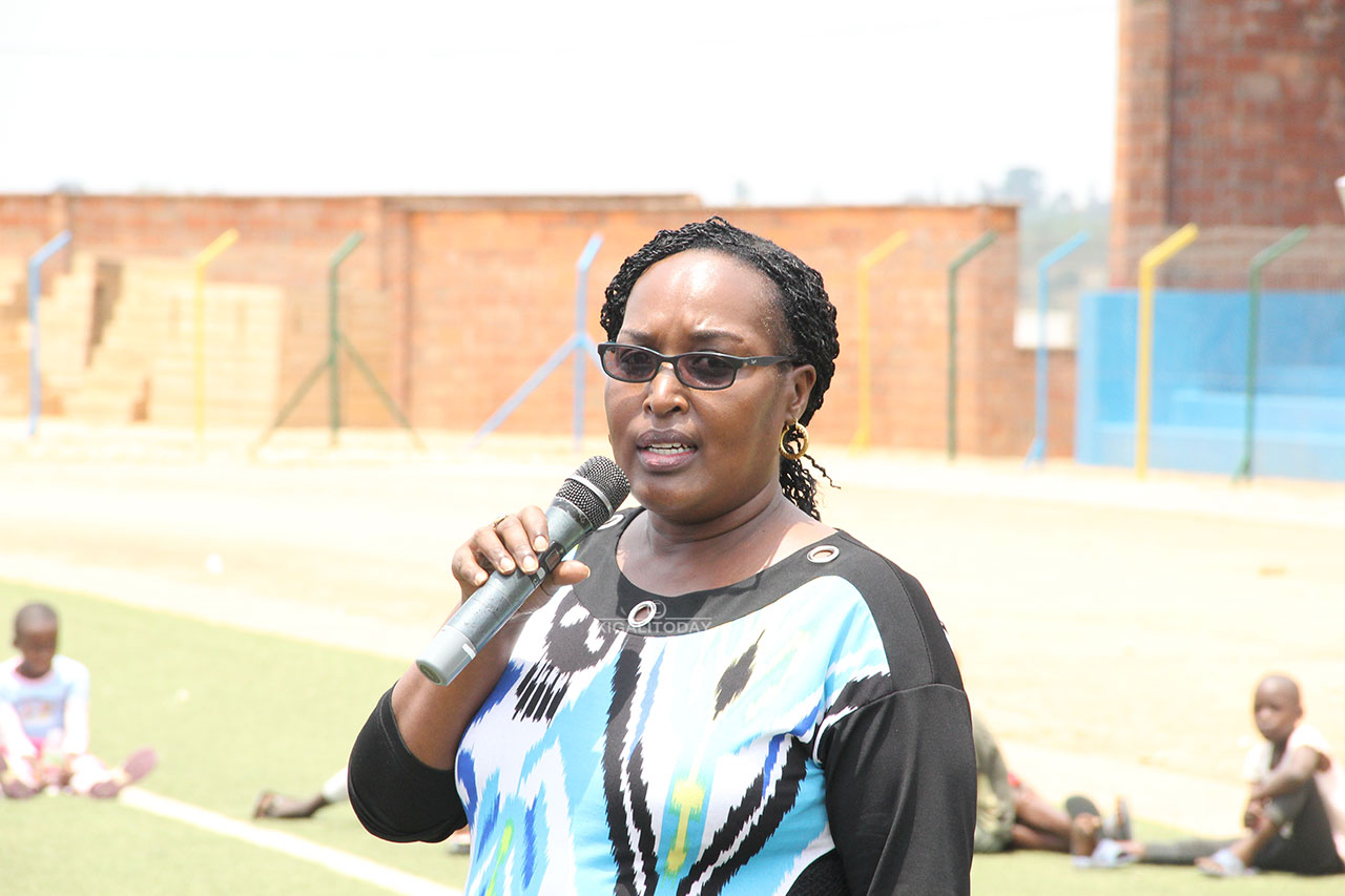 Madamu Rwemarika Felicite ukuriye Komisiyo y'umupira w'amaguru w'abagore muri Ferwafa ubwo yaganirizaga abana