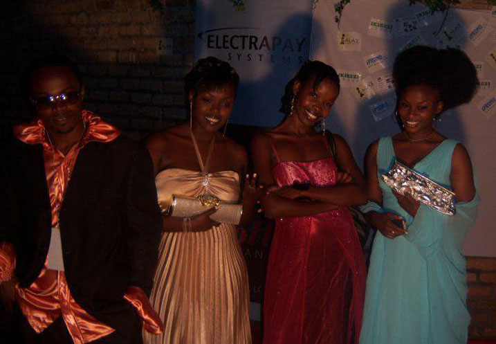 Mike Karangwa n'umuririmbyi Liza Kamikazi (uwa kabiri uturutse iburyo) kuri red carpet mbere yuko ibirori bya Salax Awards yo mu 2009 bitangira 