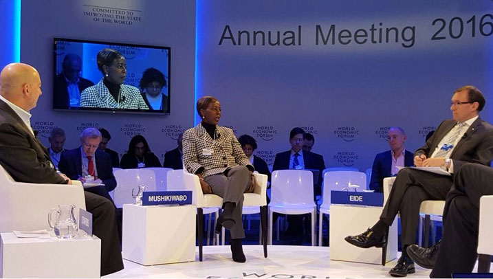 Minisitiri Louise Mushikiwabo na we ari mu batanze ibiganiro muri iyo nama.