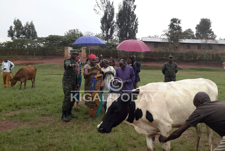 Lt Col Frank Mutembe agabira inka abaturage batishoboye 