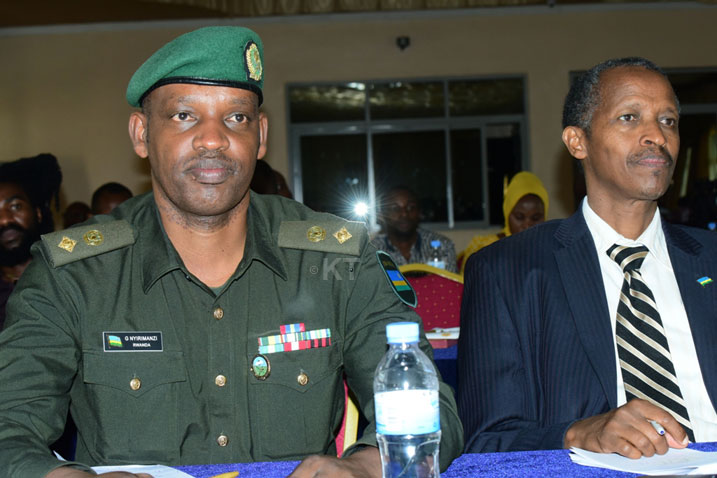 Lt Col Nyirmanzi n'Umunyamabanga Nshingwabikorwa w'Ikigo cy'Igihugu gishinzwe Intwari, Nkusi Deo, na bo bari muri iyi nama.