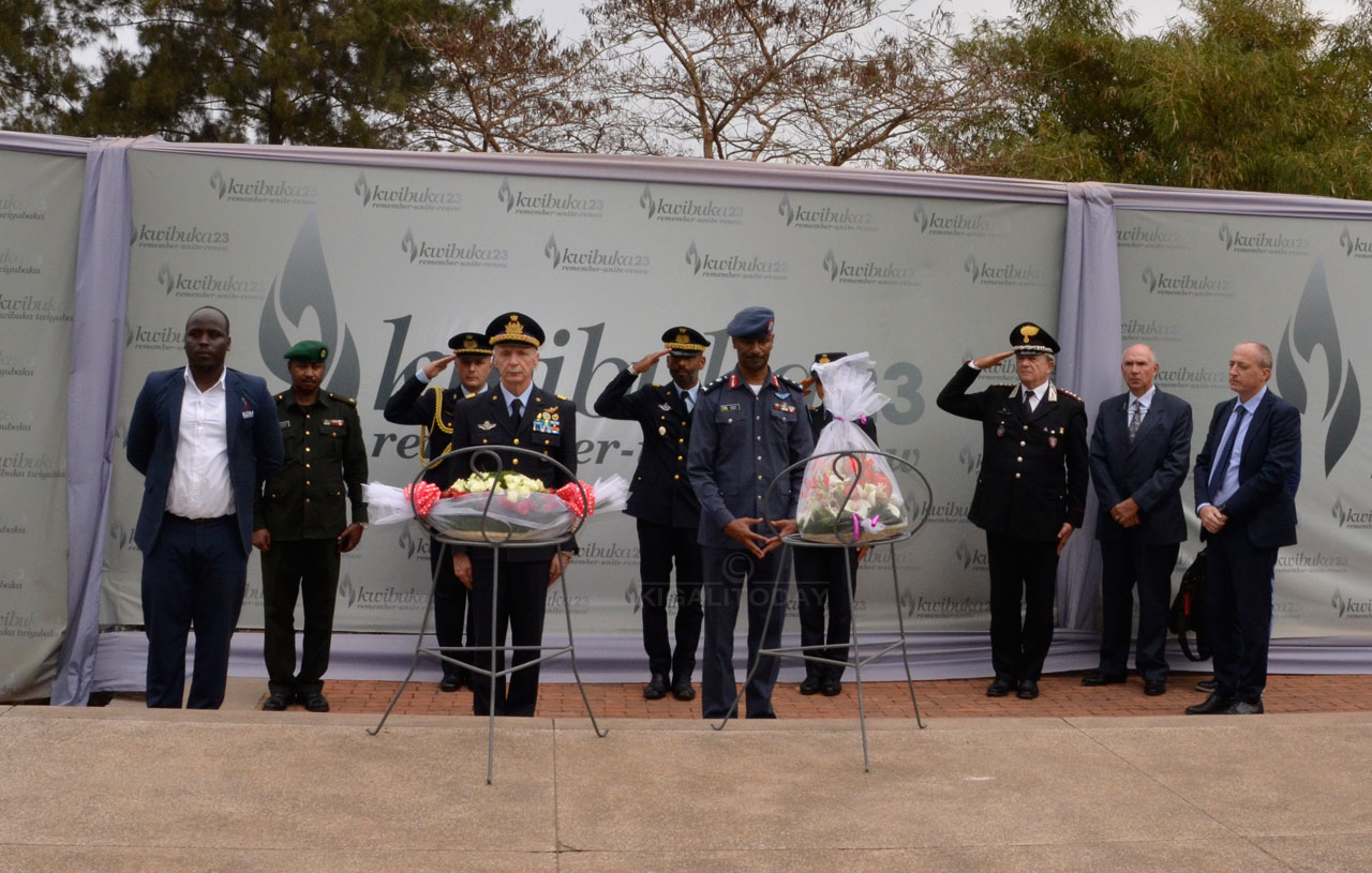 Bashyira indabo ku rwibutso rwa Jenoside rwa Gisozi 