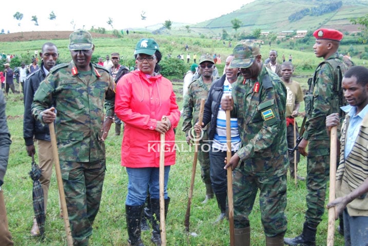 Minisitiri Dr Mukeshimana na Lt Gen Ibingira na Maj Gen Kagame bari gutunganya igishanga