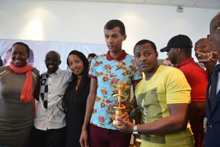 Lucky Nzeyimana wari umaze imyaka ibiri amubikiye igihembo yagize amahirwe yo kwifotoranya nawe.