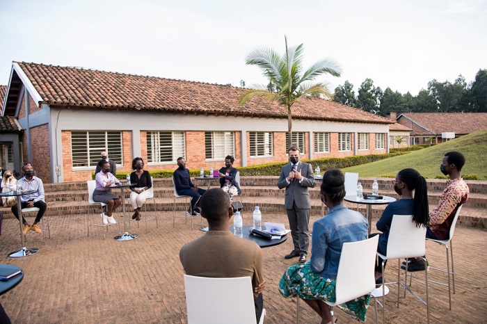 Perezida Emmanuel Macron yaganiriye n'abiga muri IPRC-Tumba ubwo yari yabasuye muri 2021