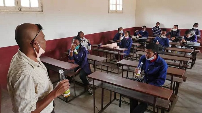 Abanyeshuri na mwalimu banyweye umuti bivugwa ko uvura COVID-19 (Ifoto: RFI)