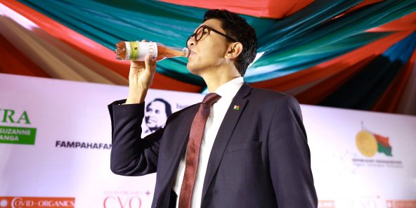 Perezida Andry Rajoelina yanywereye uyu muti mu ruhame (ifoto: Internet)
