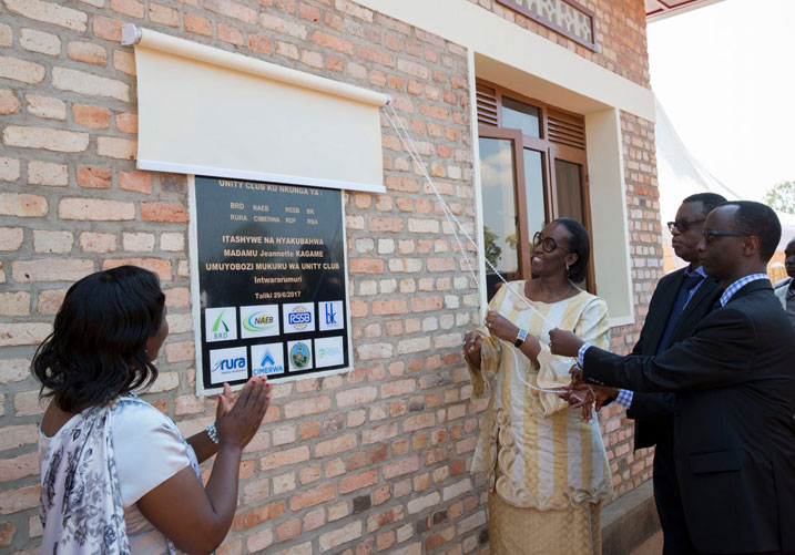 Madame Jeannette Kagame ubwo yatahaga "Impinganzima" yagenewe abagizwe incike na Jenoside 