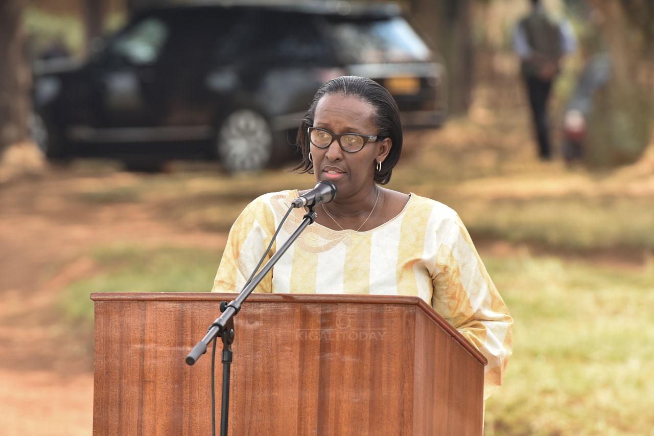 Madame Jeannette Kagame ageza ijambo ku bitabiriye umuhango wo gutaha amacumbi yubakiwe abagizwe incike na Jenoside yakorewe Abatutsi 