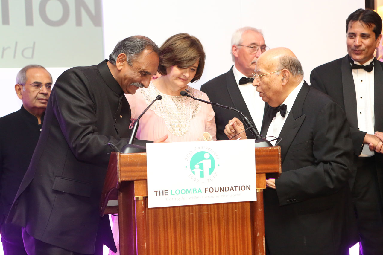 Ubwo hasinywaga amasezerano y'ubufatanye na Lord Raj Loomba watangije umuryango Loomba Foundation (Ibumoso), Mrs Cheri Blair Perezida wa Loomba Foundation (hagati).