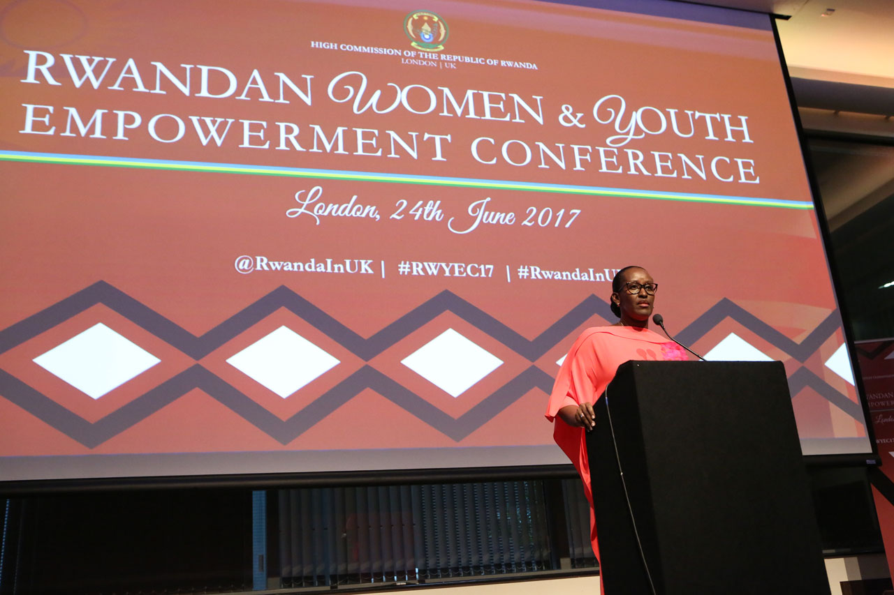 Madame Jeannette Kagame ubwo yagezaga ijambo ku bitabiriye inama yiga ku guteza imbere abagore n'urubyiruko b'u Rwanda (Rwandan Women and Youth Empowerment Conference)