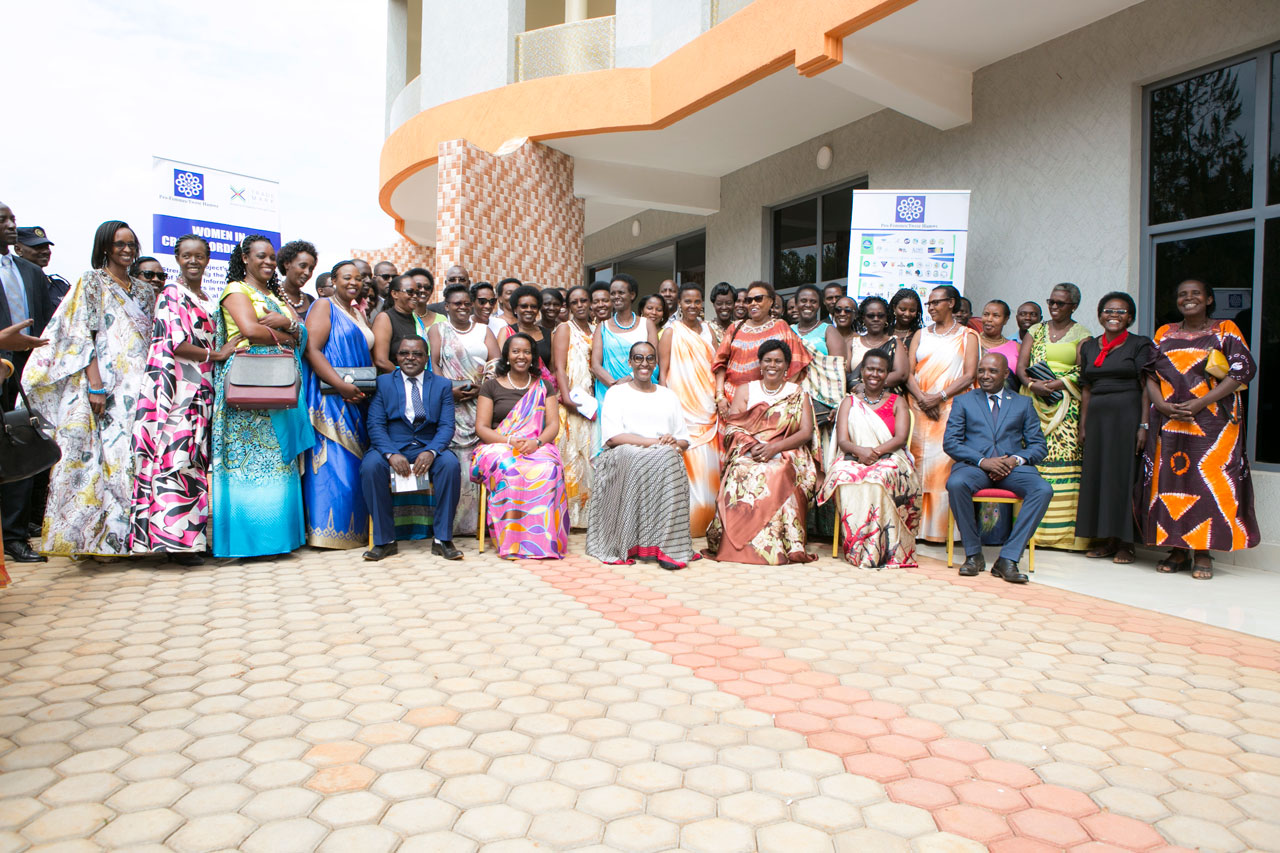 Madame Jeannette Kagame yifatanyije n'abanyamuryango Pro-Femmes Twese Hamwe bafata ifoto y'urwibutso.