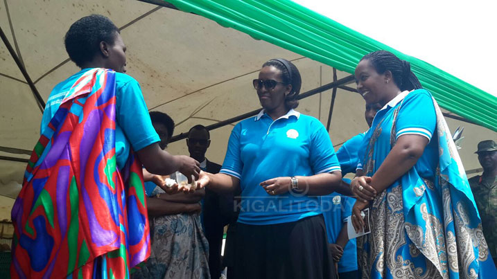 Madame Jeannette Kagame arasaba abagore kongera imbaraga bagakora bakava mu bukene