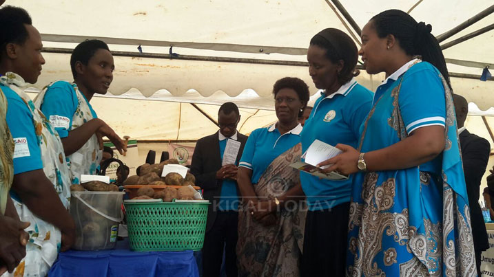 Abagore ba Nyabihu bamurikiye Madame Jeannette Kagame ibikorwa byabo