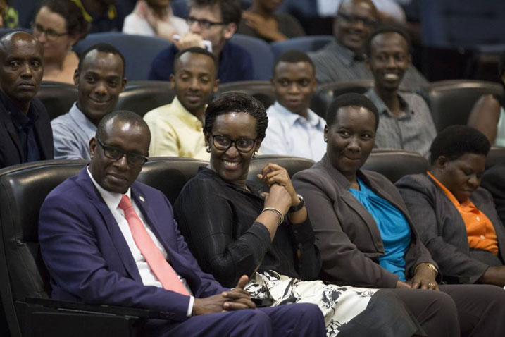 Madame Jeannette Kagame (hagati) Minisitiri Uwacu Julienne (iburyo) na Dr Bizimana Jean Damascene (CNLG)