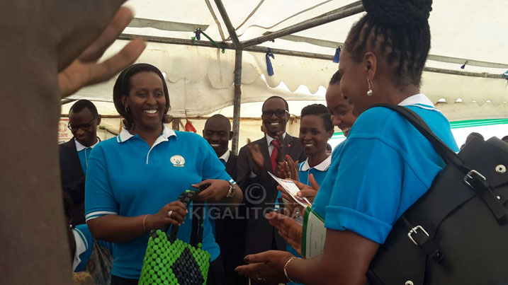 Abagore ba Nyabihu bahaye Madamu Jeannette Kagame impano y'isakoshi bikoreye