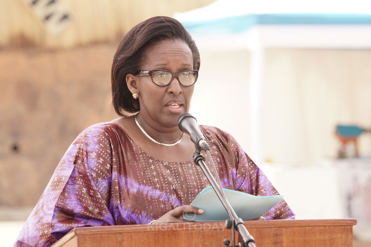 Madame Jeannette Kagame, yasabye abarangije amasomo kwita ku bana bato uko bikwiye