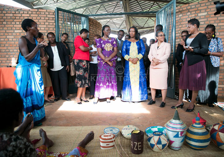 Madame Romane Tesfaye yanasuye abagore bibumbiye mu muryango Women to Women 