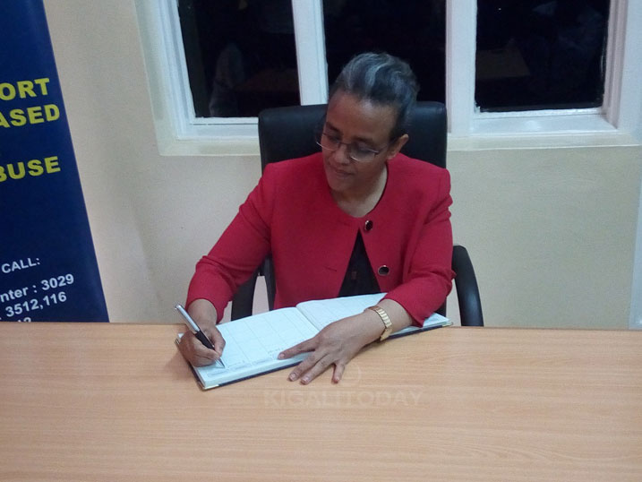 Madame Romane Tesfaye asinya mu gitabo muri Isange One Stop Center 