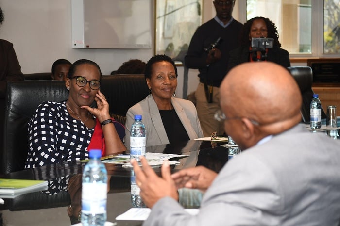 Madame Jeannette Kagame na mugenzi we basobanurirwa ibikorerwa mu kigo cya Botswana-Baylor Children's Clinical Centre of Excellence