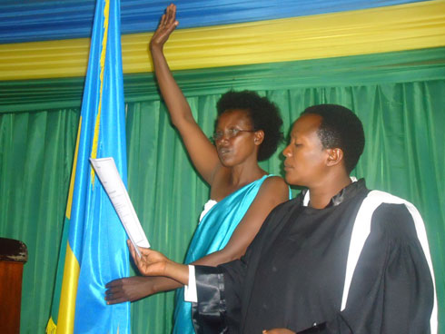 Madamu Niyonteze Elina arahira.