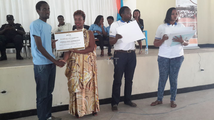 Umuyobozi wa Technoservice, Angelique Tuyisenge, ashyikiririza impamyabumenyi umwe mu bahuguwe.