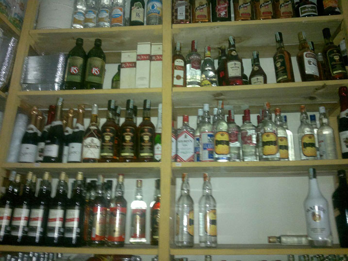 Uyu mucuruzi yafataga ibirango by'imisoro akuye ku nzoga ntoya akabishyira ku nzoga zihenze. 