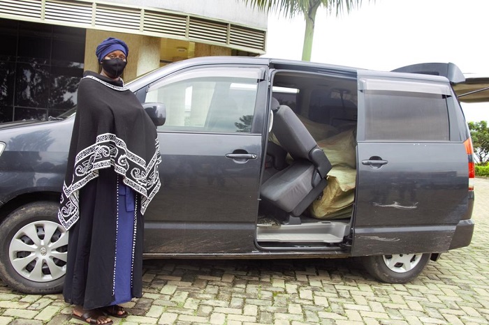 Mbabazi Esther, wafatanywe amabalo 6 y'imyenda ya caguwa ya magendu