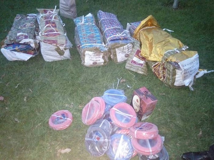 Magendu yari igizwe n'ibitenge 465, ibizingo 25 by'insinga z'amashanyarazi na litiro 5 za Divayi