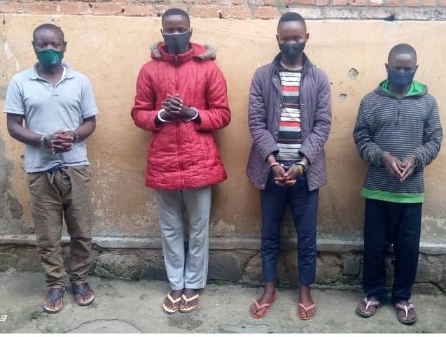 Bafashwe binjiza imyenda ya caguwa mu Rwanda